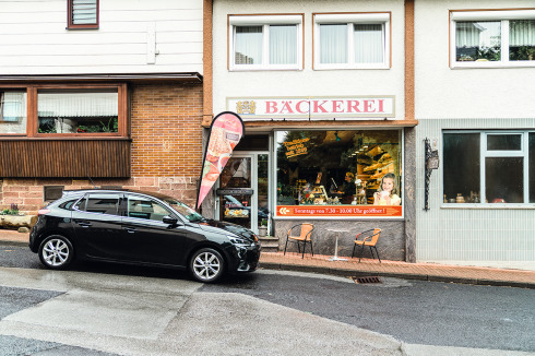 Die Bäckerei gegenüber der Kirche wäre ein netter Treffpunkt, wenn nicht Autos vor dem Geschäft parken würden.<br />