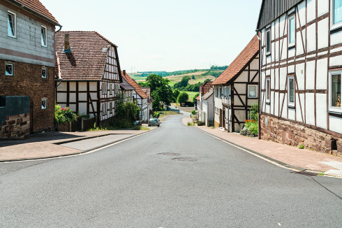 Einfahrt nach Trendelburg-Kernstadt. Die kaum frequentierte Straße nimmt den meisten Platz ein, der Gehweg ist we­­niger als 40 Zentimeter breit. Die Dominanz des Autos wird so im Stadtraum zementiert.<br />