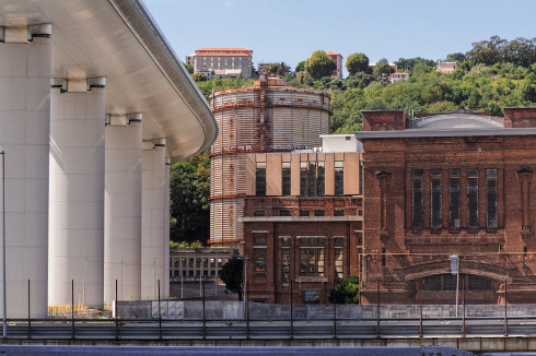 Unter der Brücke gelandet: Das produzierende Gewer­be konnte sich in Genua nur im Schiffbau behaupten. Die meisten Unternehmen stellten Ende des Jahrhunderts die Produktion ein.<br />