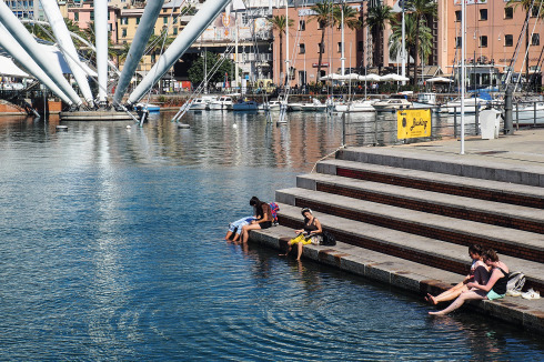 Hier wurden vor vierzig Jahren noch Handelsgüter verladen, heute ist er einer der wichtigsten Orte für den Müßiggang der Genuesen: der Porto Antico mit Pianos Kranskulptur.<br />