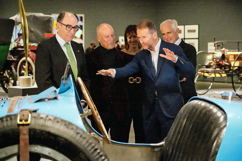 Um die Besucherzahlen hoch zu halten, muss sich das Guggen­heim immer wieder breitenwirksame Ausstellungen einfallen lassen. Eröffnungs­szene aus der aktuellen Auto-Schau, kuratiert von Norman Foster (Zweiter v. l.).<br />