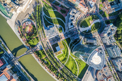 Abandoibarra, das zentrale Uferareal des neuen Bilbao aus der Luft. Am linken Bildrand: das Guggenheim-Museum, rechts der 165 Meter hohe Torre Iberdrola. Der Masterplan für das Gebiet stammt vom New Yorker Büro balmori associates.<br />