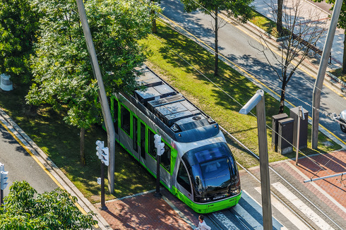 Der öffentliche Nahverkehr, Radwege und ein fußgängerfreundliches Zentrum sind wesentlicher Bestandteil des Bilbao-Effekts.<br />