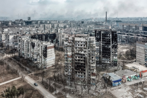Durch Beschuss beschädigte Wohnhäuser an der Ecke Schewtschenko-Boulevard/Kuprina-Straße Mit-te März 2022, als die russische Armee behauptete, nur militärische Ziele anzugreifen.<br />
