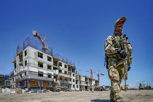 Wohnungsbau als Machtdemonstration: Unmittelbar nach Einmarsch in Mariupol erhielt ein Baubatallion der russischen Armee den Befehl zur Planung neuer Häuser.<br />