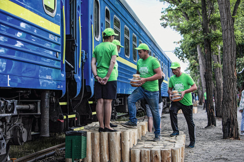 Sofortmaßnahme: Eisenbahnwaggons der ukrai­nischen Staatsbahn für Binnenflüchtlinge in Irpin<br />