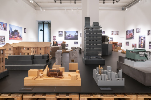 In der Ausstellung werden ca. 30 Projekte aus den Bereichen Architektur, Innenarchitektur, Produktdesign und Grafik gezeigt.<br />