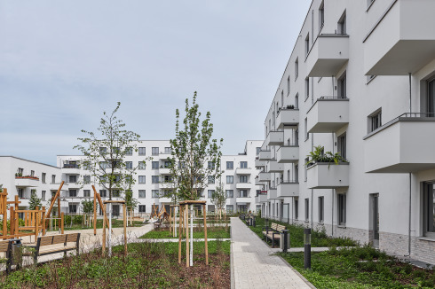 Stärker als bei den größeren Gebäuden fällt hier die Sparsamkeit im heutigen Wohnungsbaus ins Auge. Die Wohnanlage wurde für 1258 Euro pro qm BGF realisiert (Kostengruppen 300–500).<br />