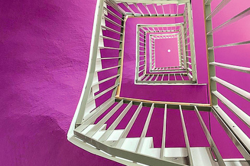 „Farbe ist das billigste Gestaltungsmittel“, sagte schon Bruno Taut. Die Treppenhäuser wurden im Farbkreis gefasst.<br />