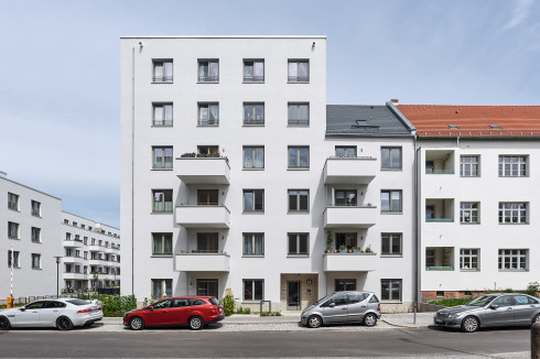 Anschluss an die Zwanziger Jahre: Die vorhandene, abrupt endende Siedlung wird mit zwei Fensterachsen samt Schrägdach fortgeführt und in einem Turmhaus zum Abschluss gebracht.<br />