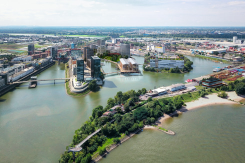 Zukunftsvision: Bis 2026 wollen ingenhoven associates den Neubau „Pier One“ errichten, der über dem Wasser auf Pfählen ruhen soll (rechts der Bildmitte). <br />