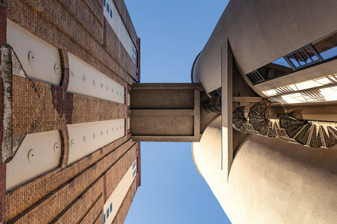 Über den beiden Silos verläuft eine Brücke, auch Überflieger genannt. Die rostige Wendeltreppe rechts im Bild führt in den freien Fall, wurde aber bewusst erhalten.<br />