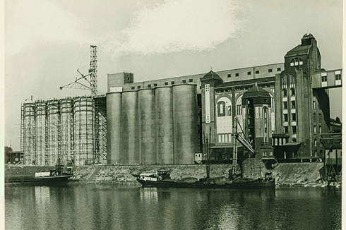 Das Betonsilo und seine Erweiterung von 1934.<br />