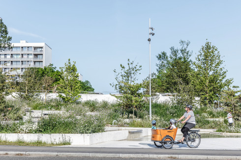 In vielen sozial benachteiligten Großwohnsiedlungen Dänemarks wird daran gearbeitet, Barrieren abzubauen und Brücken zu den umliegenden Stadtvierteln zu schlagen sowie neue Angebote zu schaffen, die neue Nutzer anziehen. Hier: Gellerupparken in Aarhus<br />