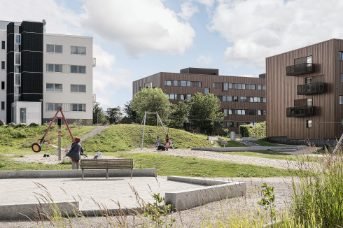 In Rosenhøj in Aarhus wurden 27 identische Wohn­blöcke in drei Varianten renoviert.<br />