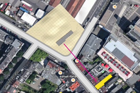 Ulf Amindes Mahnmal ist die „Behauptung eines Platzes“ in Erinnerung an die rassistisch motivierten Anschläge des NSU in Köln in den Jahren 2001 und 2004. Die Betonplatte des Hauses in der Keupstraße 29, an dem die Bombe 2004 explodiert war, wird an der Ecke Keup­straße und Schanzenstraße platziert.<br />