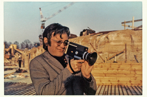 Meinhard von Gerkan auf der Baustelle des Flug­ha­fens Tegel (circa 1970). Mit seiner Super-8-Kamera dokumentierte er laufend den Bauprozess.<br />