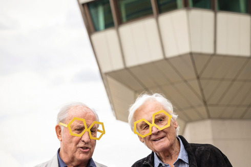 Im Juni 2020: Meinhard von Gerkan und Volkwin Marg bei ihrem letzten gemein­samen Besuch des Flughafens Tegel vor der Schließung.<br />