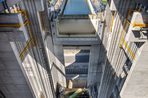 Blick in die imposante, an ein Kirchenschiff erin­nern­­de Tiefe des 55 Meter hohen Gebäudes.<br />