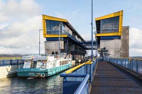 Der neue Trog hebt zwei­lagige Container- und Großmotorenschiffe mit bis zu 110 Meter Länge. Noch liegen die Fahrzeugzahlen aber hinter der Prognose zurück.<br />