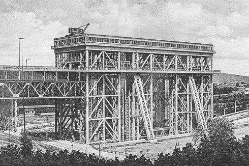 1934 eröffnete das erste Schiffshebewerk. 2007 als „Historisches Wahrzeichen der Ingeineursbaukunst“ ausgezeichnet, erreicht es sein Nutzungsende: Der Stahl wird spröde, auch sind die Schiffsgrößen gestiegen. Es dient vorerst noch als Ausweichswerk.<br />