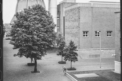 Gereon macht einen Backside Tailslide an einer Ledge in unmittelbarer Nähe des Bonnefanten­museums in Maastricht.<br />
