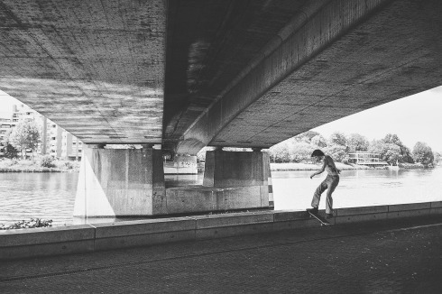 Luca macht einen Frontside Tailslide an einer Ledge unter der John F. Kennedy-Brücke in Maastricht.<br />