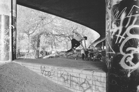 Ivan macht einen Backside Ollie in einer Quater.<br />