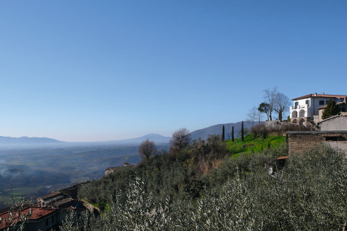 Blick auf die Casa Baldi vom Norden. Ganz hinten die Albaner Berge, links die Monti Lepini, dazwischen glitzert am Nachmittag das Mittelmeer.<br />