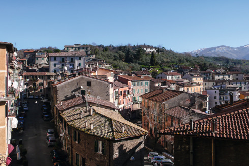 Die Stadt liegt ihr zu Füßen: Die Casa Baldi thront oberhalb des Olivenhains über Olevano. Blick vom Centro Storico über Via Cavour/Via VI Giugno<br />