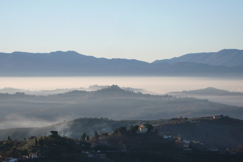 Ausblick als Landschaftsgemälde: Morgendlicher Blick von der Casa Baldi nach Süden auf die Mon­-<br />ti Lepini. Hinter ihnen liegt das Meer.<br />