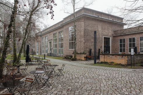 Das ehema­li­ge Breker-Atelier wurde 2015 von Kahlfeldt Archi­tekten zum Ausstellungsgebäude ‚Kunsthaus Dahlem‘ umgewidmet (Bauwelt 31.2015).<br />
