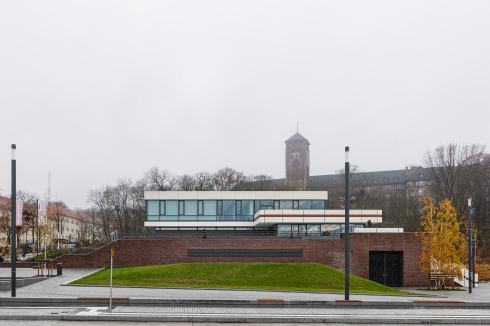 Bis 2014 residierte der Brandenburger Landtag in der einstigen Reichskriegsschule am Brauhausberg. Nun soll der 1902 errichtete Bau hinter dem Minsk zur Luxus-Wohnanlage werden.<br />