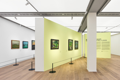 Blick in die Ausstellungs­säle im Obergeschoss.<br />