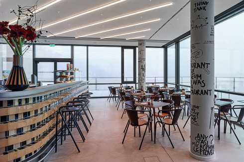 Der Café-Tresen ist anhand eines Schwarz-Weiß-Fotos jenem aus dem alten Minsk nachempfunden.<br />