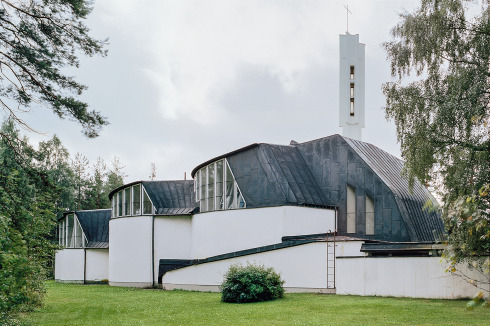 Als der Fotograf Klaus Kinold die Kirche im Frühjahr 2010 ablichtete, war sie äußerlich noch unversehrt.<br />