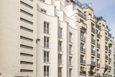 Die Fassade greift Motive des Fin de Siècle auf, wie sie die Nachbarbebauung aufweist.<br />