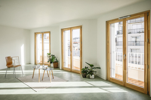 Teilweise gehören alle drei Fensterachsen zu einem Raum; auf einigen Geschossen sind sie auf zwei oder drei Räume verteilt.<br />