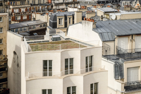 Die Kalksandsteine der Fassade wurden im Carrière de Vassens geschlagen und in Nanterre anhand digitaler Vorlagen zugeschnitten.<br />