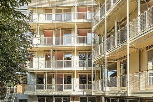 Der vorfabrizierte Holztafelbau mit Wänden und Decken aus Massivholzplatten (CLT) baut auf dem bestehenden Untergeschoss auf.<br />