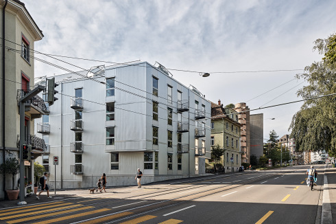 Die Stampfenbachstrasse ist eine Ausfallstraße im Norden des Stadtzentrums. Vor dem Neubau besetzte die Ecke ein Wohnhaus der 80er.<br />