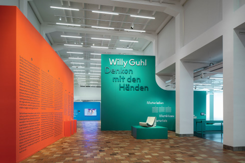 Blick in die Willy-Guhl-Ausstellung im Zürcher Museum für Gestaltung, mit dem Sitz für Strand und Garten  als Eröffnungsexponat.<br />