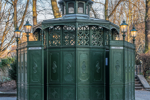 Rechts: Berlins bekannte Bedürfnisanstalt, das „Café Achteck“, wurde 1878 von Carl Theodor Rospatt entworfen. Hier: Exemplar am Rüdesheimer Platz.<br />