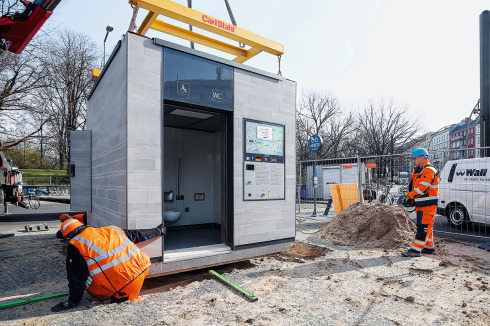 Aufstellen eines neuen WC-Containers der Wall GmbH in Berlin.<br />