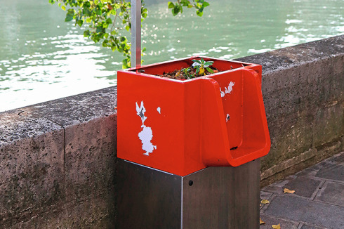 Neues „Uritrottoir“ in Paris: Bei den Freiluft-Urinalen mit Blumenkasten pinkelt der Nutzer in einen Behälter mit Stroh. Der Inhalt wird zu Kompost und als Dünger von Grünanlagen verwertet.<br />