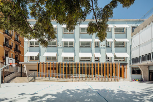 Weiße Sonnensegel dienen der Verschattung von Neu- und Altbau.<br />