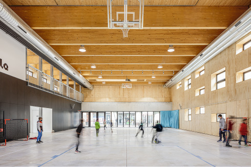 Die Turnhalle, außerhalb der Umfriedung des Schulhofs platziert, steht für Veranstaltungen offen.<br />