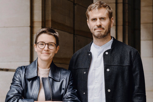 <strong>Lena Unger und Jan Meier </strong>absolvierten ihr Studium in Weimar und Zürich. Nachdem sie in Büros in der Schweiz gearbeitet haben, gründeten sie 2016 ihr eigenes Architekturbüro in Leipzig. Parallel dazu sind sie an verschiedenen Universi­täten in der Lehre tätig.<br />