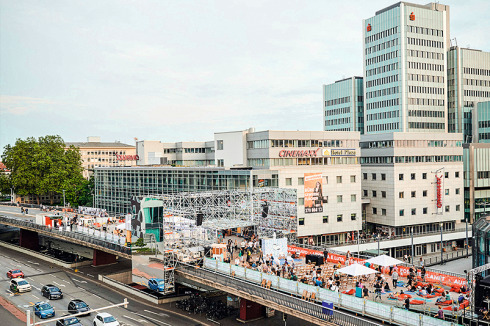 Die spiegelnde Fassade des Festivalzentrums eröffnete neue Perspektiven auf die Stadt und globale Themen.<br />