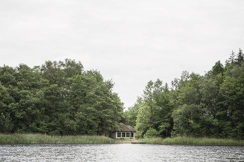 Nur Dach und Holztrag­werk zeugen noch vom alten Ferienhaus.<br />